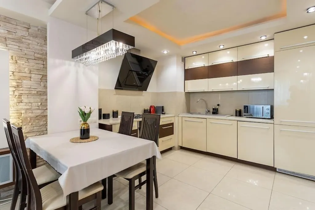 Close-Urban Chic - One Bedroom Apartment -Luxury Warsaw Stays - Grzybowska 5