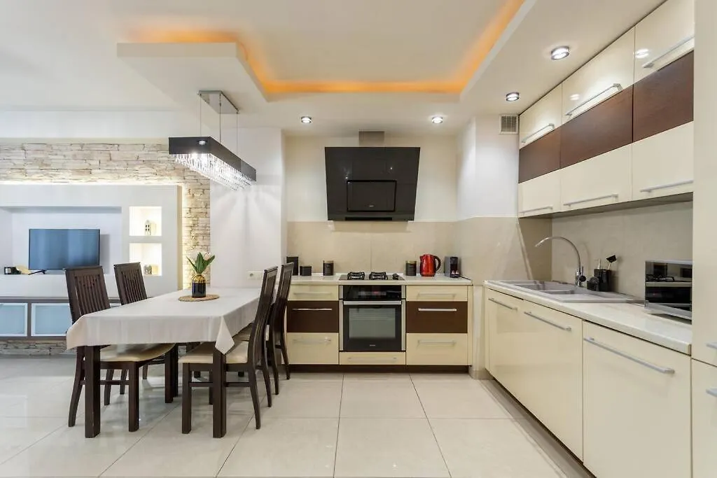Close-Urban Chic - One Bedroom Apartment -Luxury Warsaw Stays - Grzybowska 5