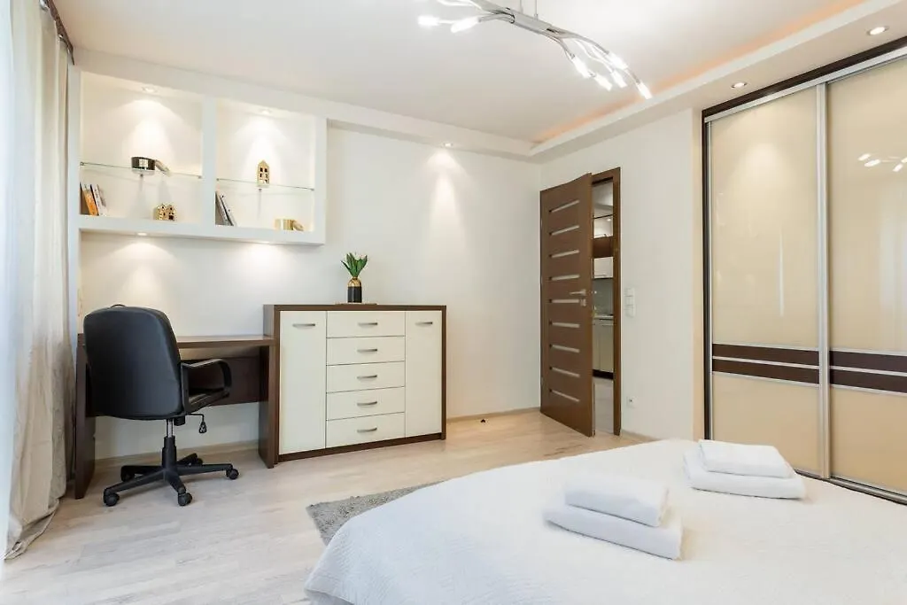 Close-Urban Chic - One Bedroom Apartment -Luxury Warsaw Stays - Grzybowska 5 Poland