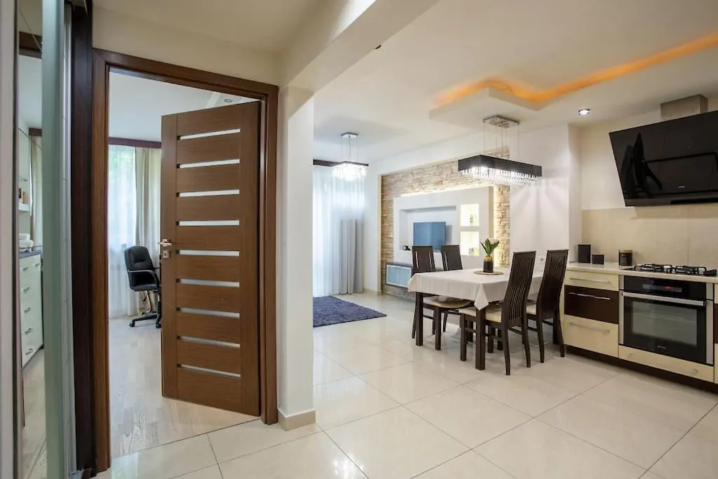 Close-Urban Chic - One Bedroom Apartment -Luxury Warsaw Stays - Grzybowska 5 0*,  Poland