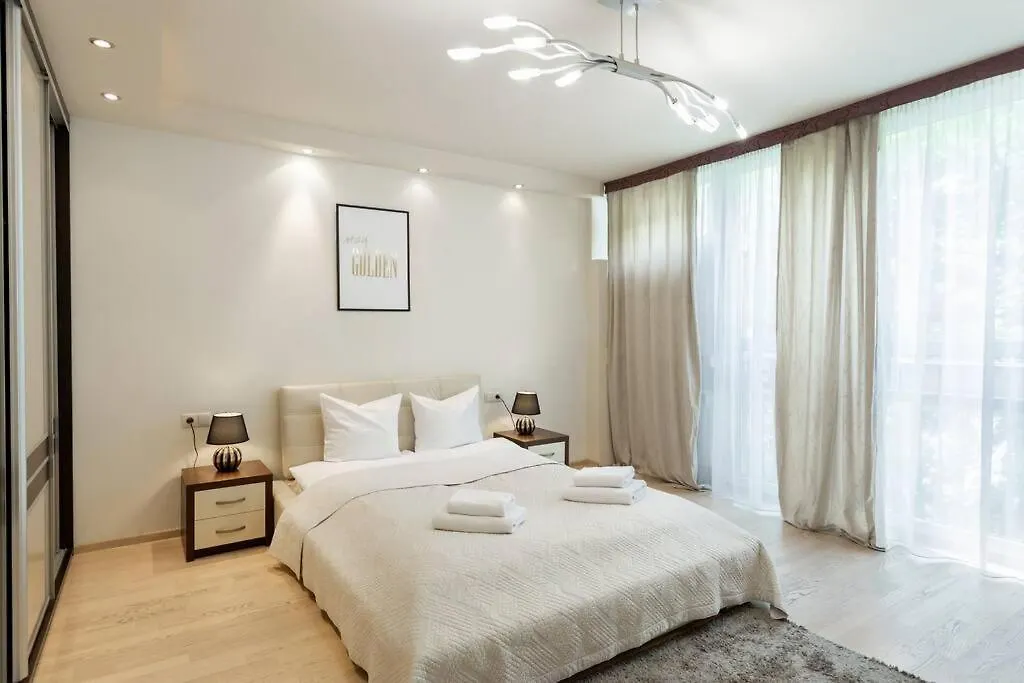 Close-Urban Chic - One Bedroom Apartment -Luxury Warsaw Stays - Grzybowska 5
